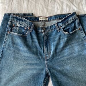 A&F 90s Ultra High Rise Relaxed Jean